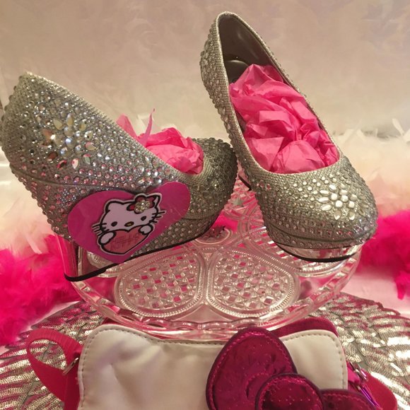 Gorgeous vinatge shoes covered in crystals with hello kitty details! - Picture 8 of 9